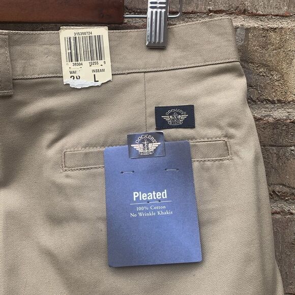 Take 50% OFF- Dockers Men's Pleated Tan Khaki No Wrinkle Shorts, Size-38W - Picture 5 of 8